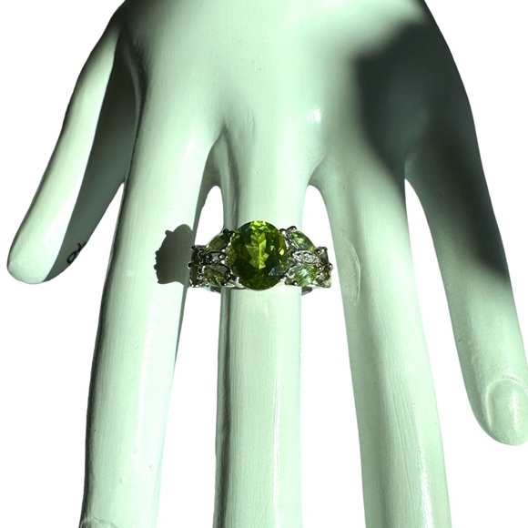 Beautiful chartreuse green peridot ring 💚 - Picture 10 of 16
